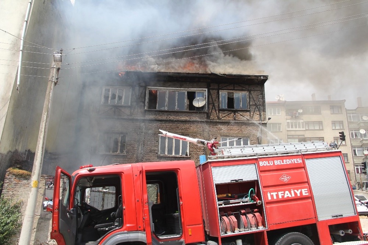 Cadde Üzerinde Çıkan Yangın Büyük Korku Yaşattı