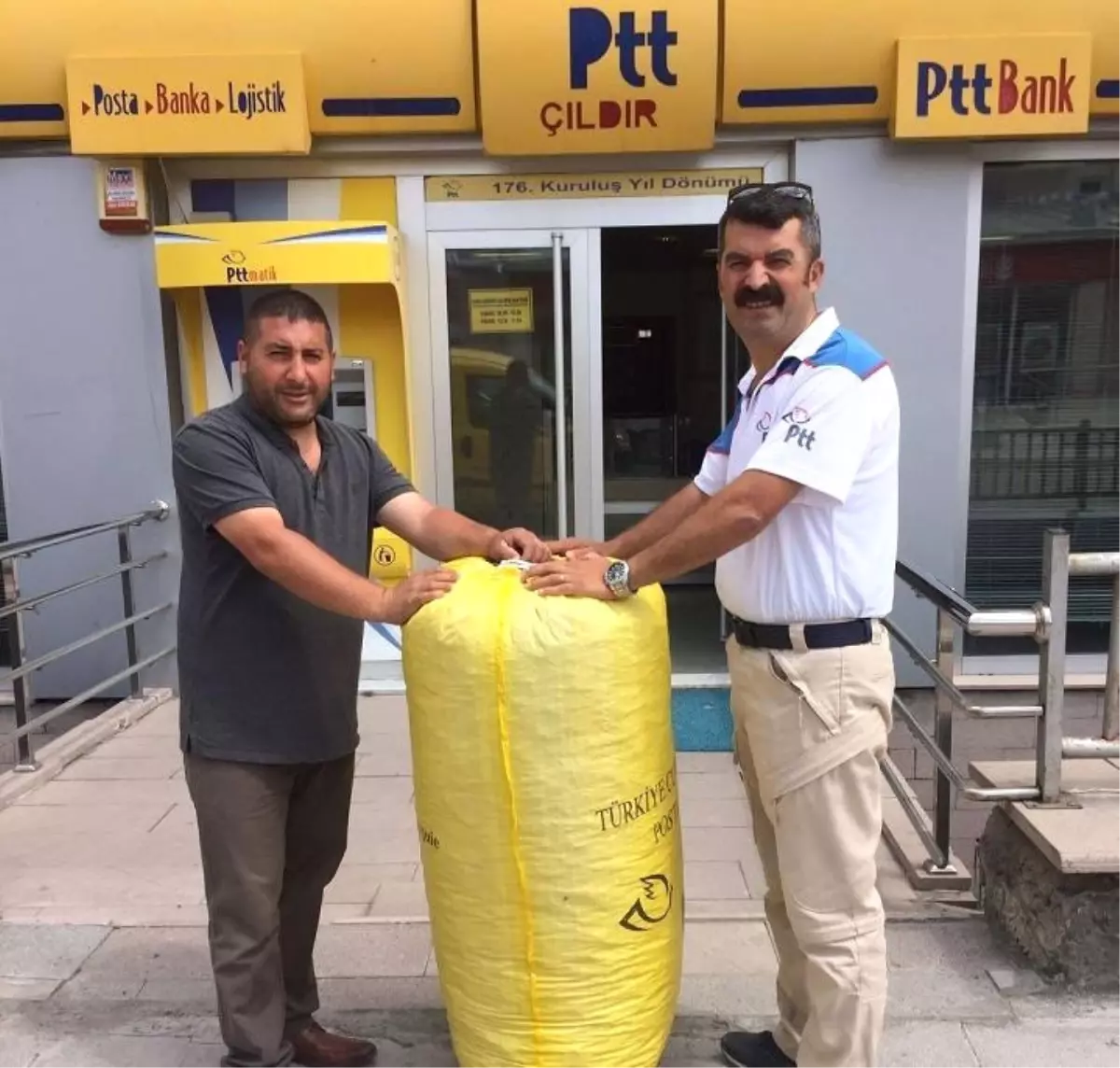 Çıldırlı Postacı Mavi Kapakları İhtiyaç Sahiplerine Gönderdi