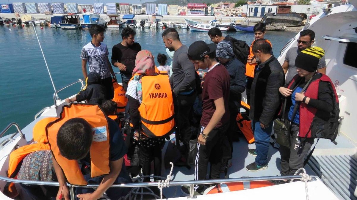 Denizde Motorları Bozulan Mültecileri Sahil Güvenlik Kurtardı