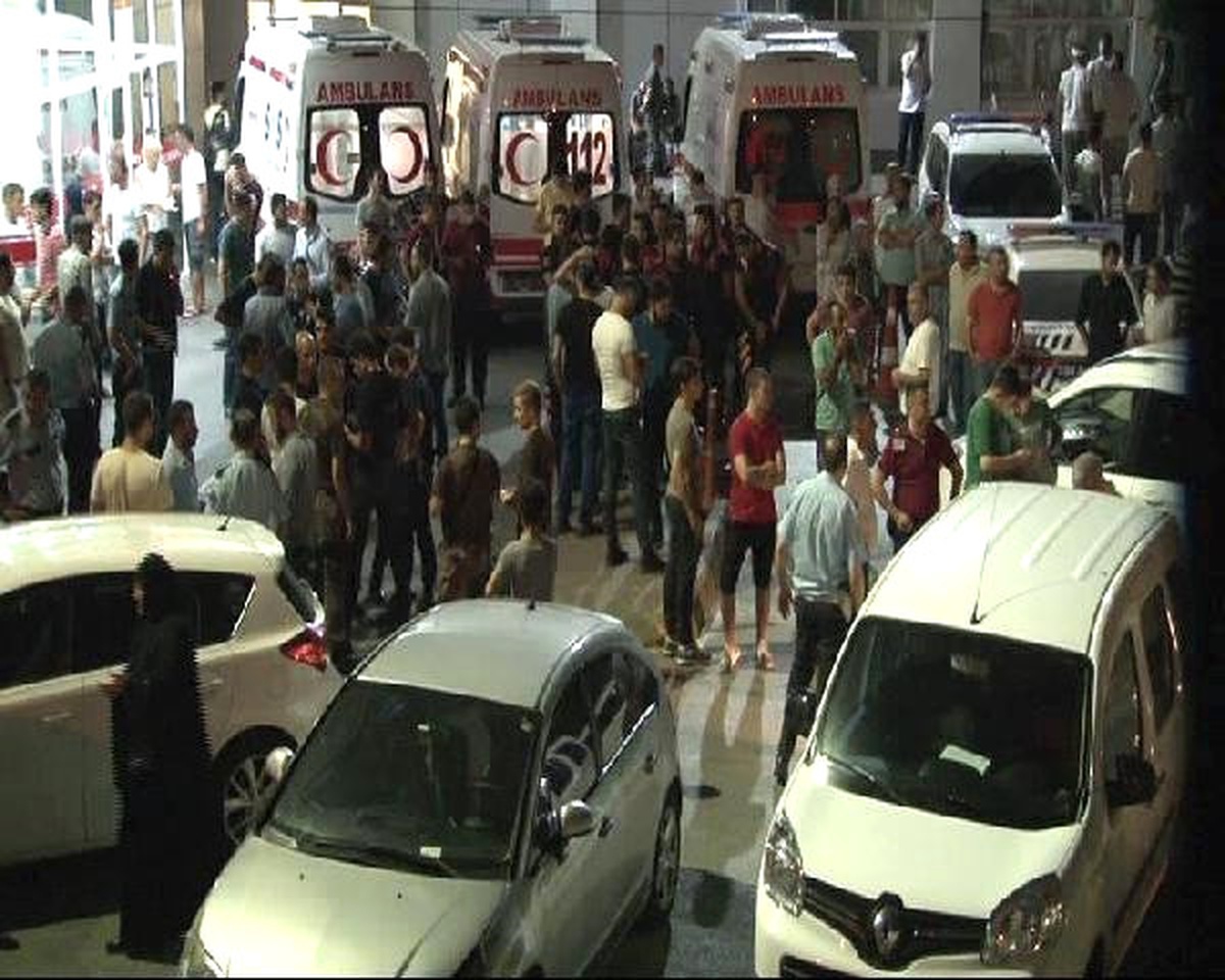 Dha İstanbul - Emniyetin İçinde Polise Bıçaklı Saldırı Deaş\'lı Öldürülürken Polis Memuru Hastanede...