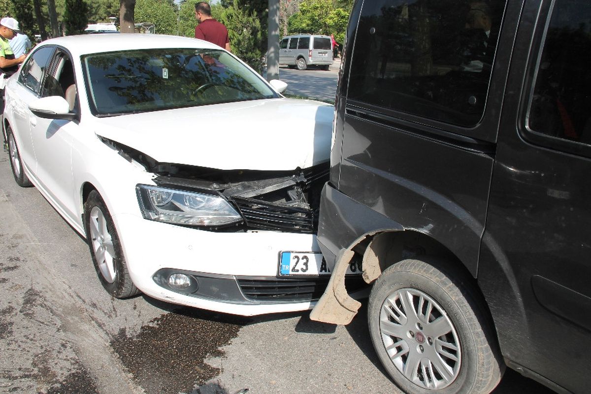 Elazığ\'da 5 Araç Birbirine Girdi