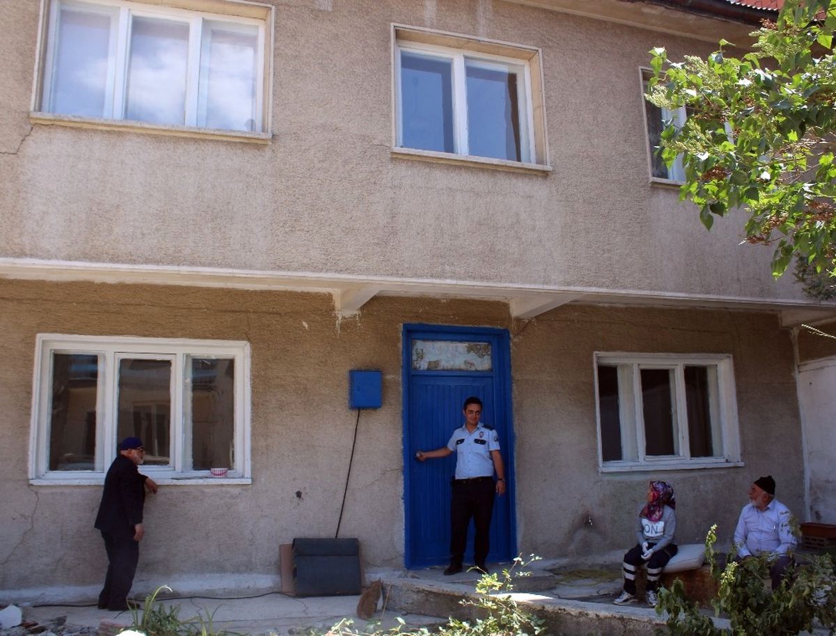 Evde Uyuyakalan Kadın, Polis ve İtfaiye Ekiplerini Harekete Geçirdi