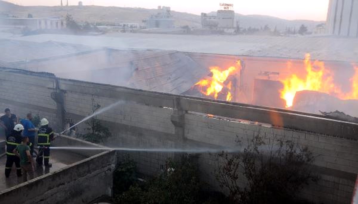 Gaziantep\'te İplik Fabrikasında Yangın Çıktı, Yakın Evler Boşaltıldı (3)