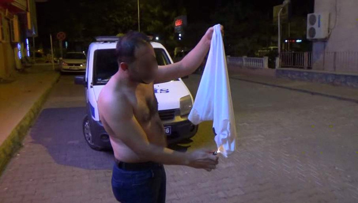 Giydiği \'Hero\' Yazılı Tişörtü Yakmak İstedi