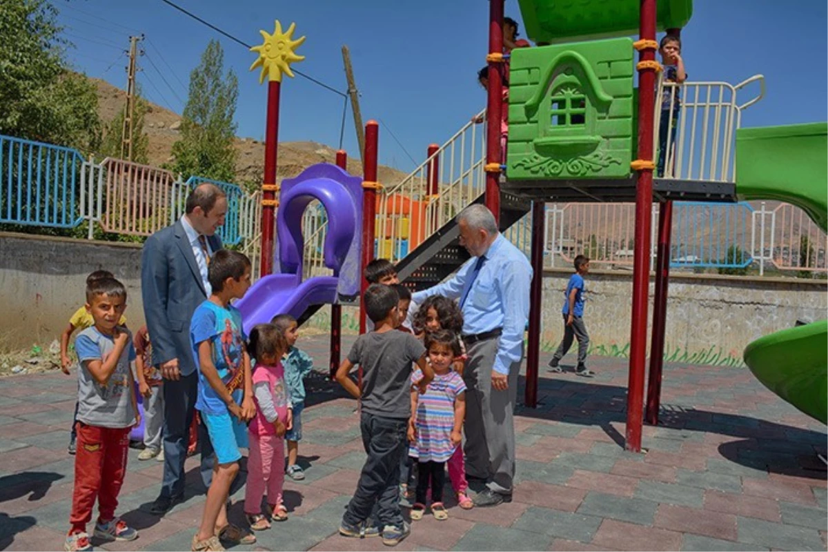 Hakkari\'de İki Okulun Bahçesine Çocuk Parkı Kuruldu