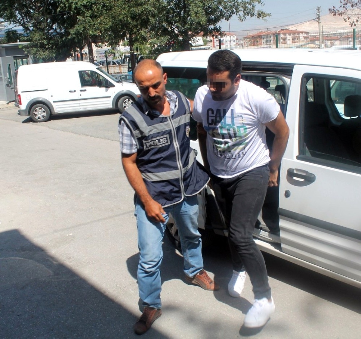 Hero\' Tişörtü Giyen Genç Serbest Bırakıldı