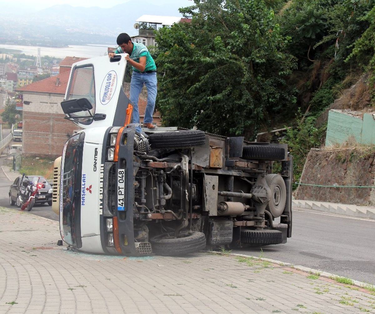 İçi Boş Kamyonet Ters Devrilerek Durabildi