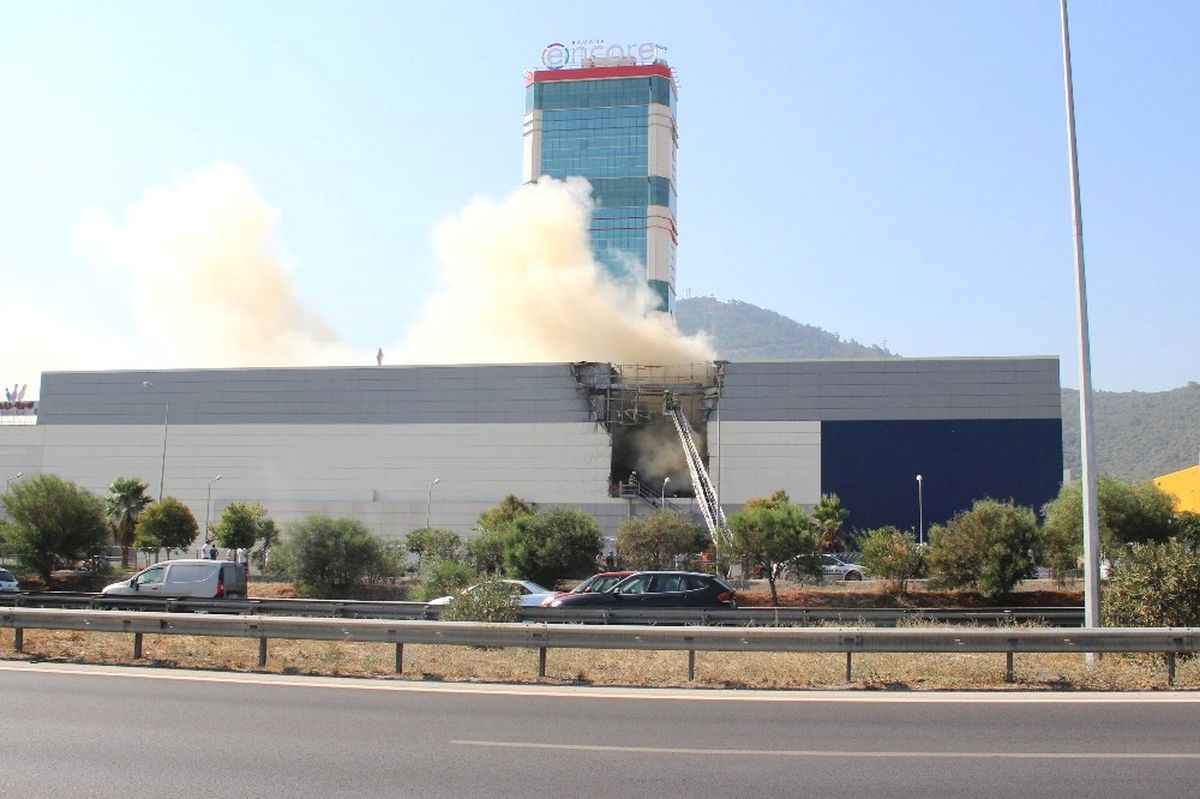 İzmir\'de Avm Yangını