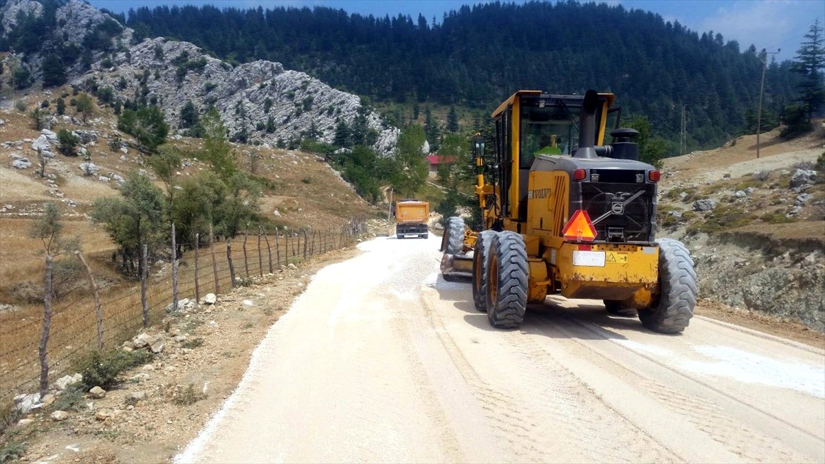 Kadirli\'de Köy Yolları Asfaltlanıyor