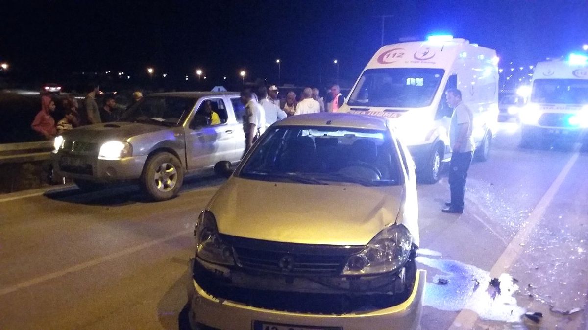 Karaman\'da Kamyonet ile Otomobil Çarptı
