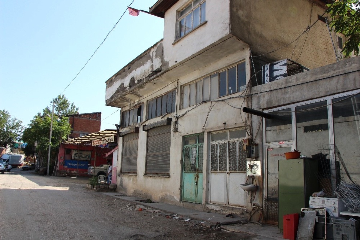 Karı-koca Evlerinin Önünde Park Kavgasında Bıçaklandı
