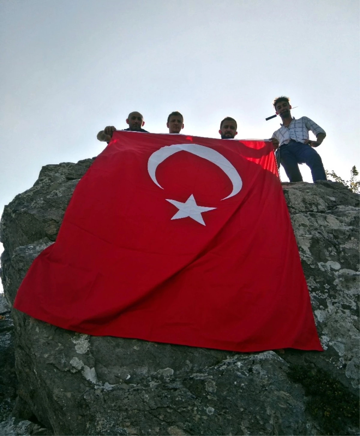 Kastamonulu Gençler, Şehit Eren Bülbül\'ü Zirveye Bayrak Dikerek Andı