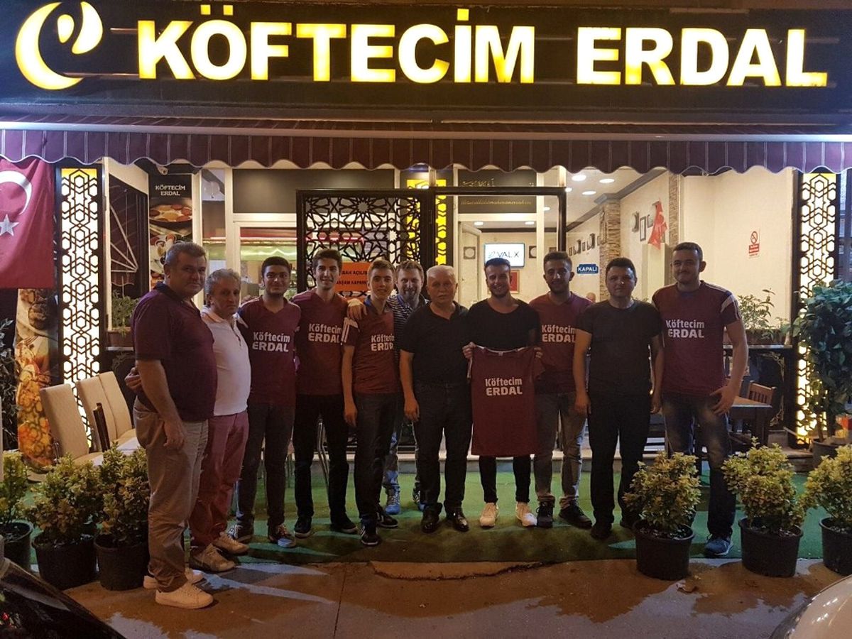 Köftecim Erdal\' Turnuvada Kendilerini Destekleyen Taraftara Yemek Verdi