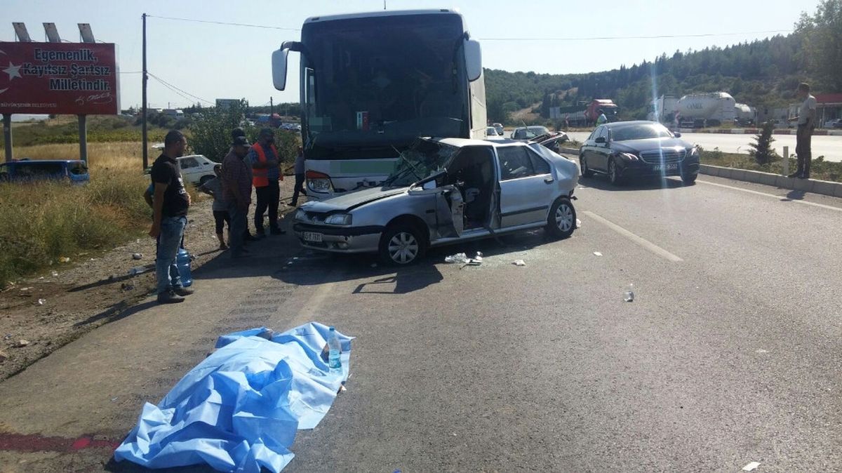 Manisa\'da Otomobil ile Otobüs Çarpıştı: 2 Ölü