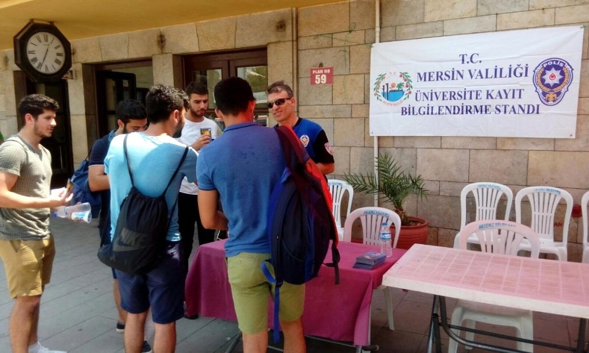Mersin Emniyeti\'nden Üniversite Öğrencilerine Kayıt Desteği