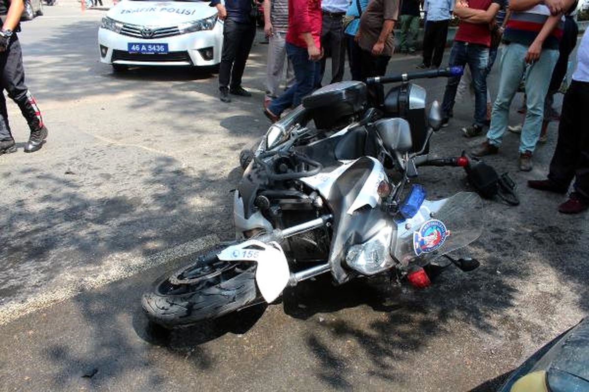 Motosikletli Polis Trafik Kazasında Yaralandı