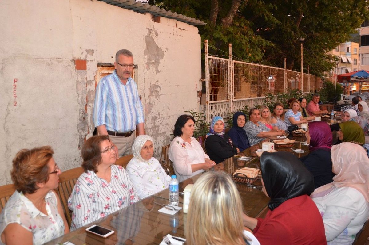 Özkan\'dan İftar Yemeklerini Fakirlerin Evlerine Kadar Götüren Ak Kadınlara Teşekkür