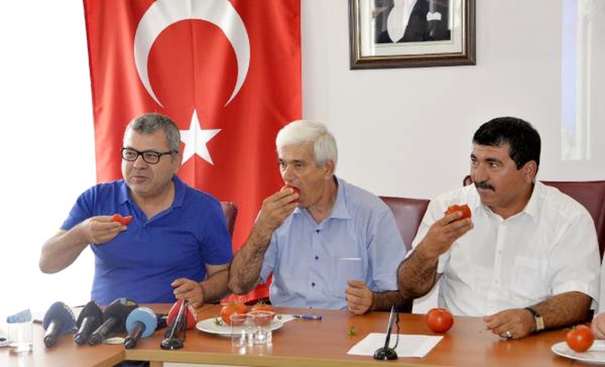 Rusya\'ya Domates Yiyerek Tepki Gösterdiler