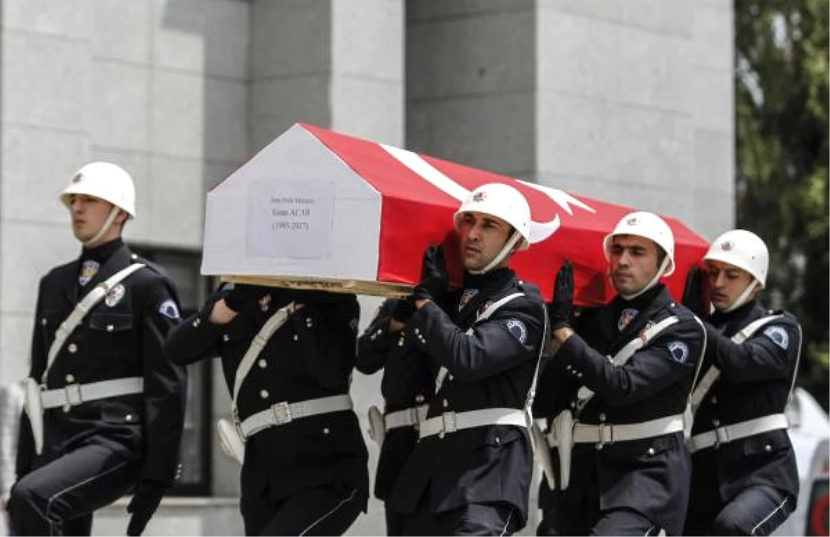 Şehit Polis İçin İstanbul Emniyet Müdürlüğü\'nde Tören Düzenlendi (1)