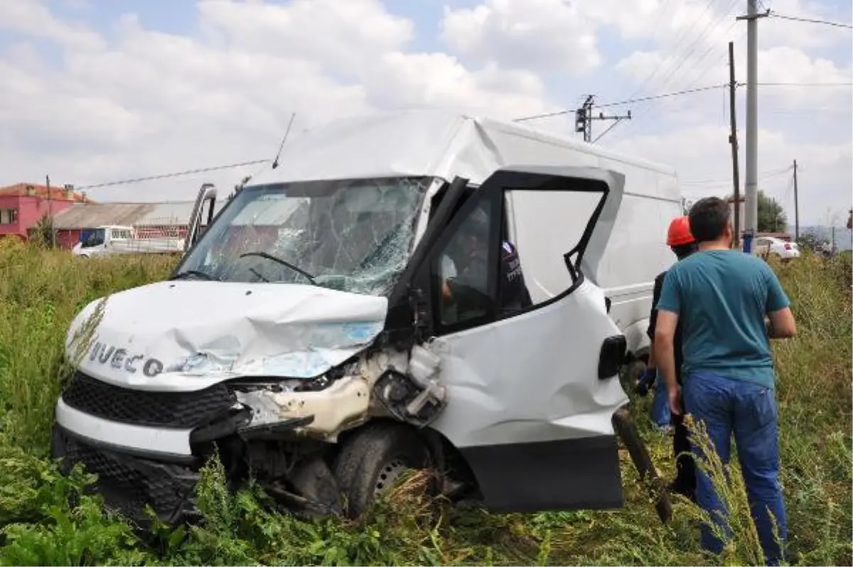 Tarlaya Uçan Minibüste Sıkışan Sürücüyü İtfaiye Kurtardı