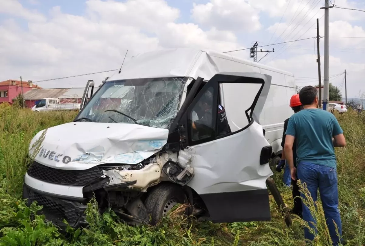 Tarlaya Uçan Minibüste Sıkıştı