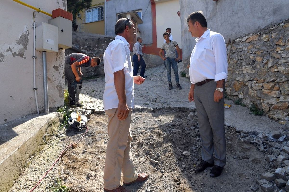 Uludağ Eteklerinde Kardan Zarar Gören Yollar Yeniliyor