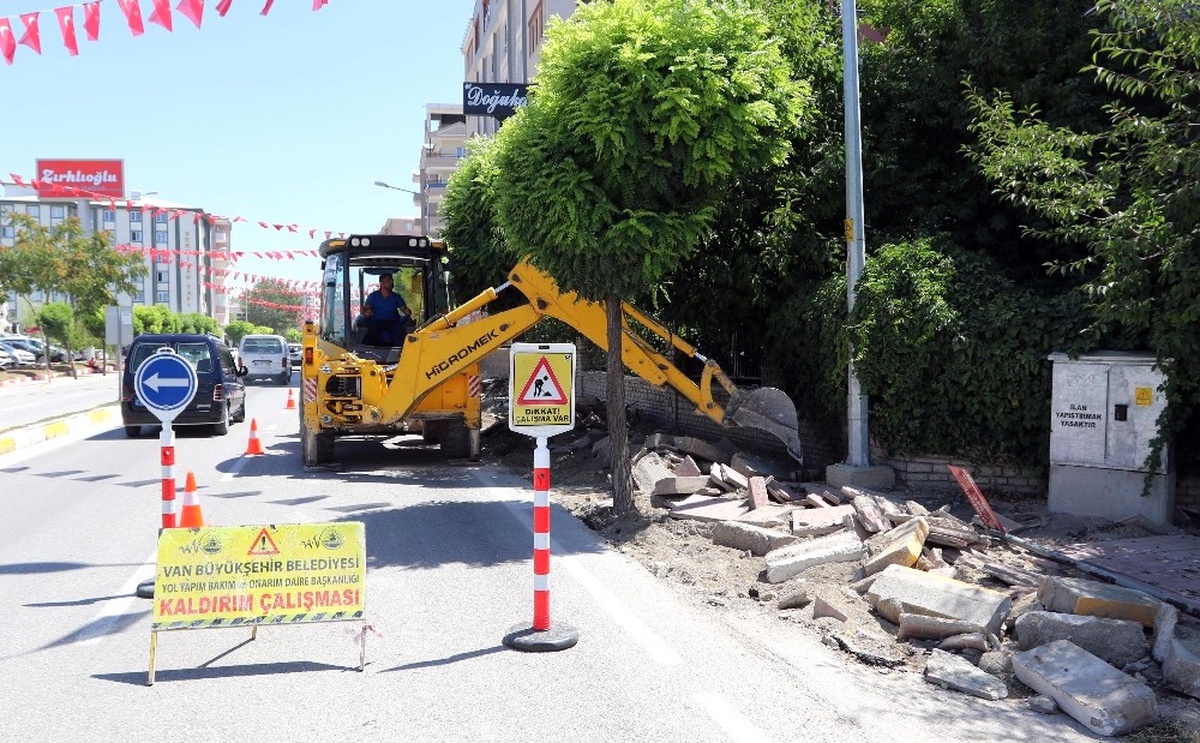 Van Büyükşehir Belediyesinden Yol Yenileme Çalışması