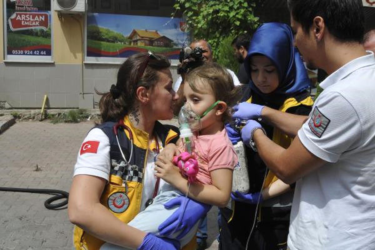 Yangında Mahsur Kalan Anneanne ile Torununu İtfaiye Kurtardı