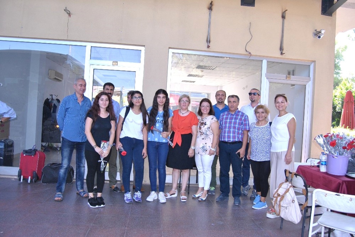 Yeni Öğrenciler Fethiye\'de Çiçeklerle Karşılandı