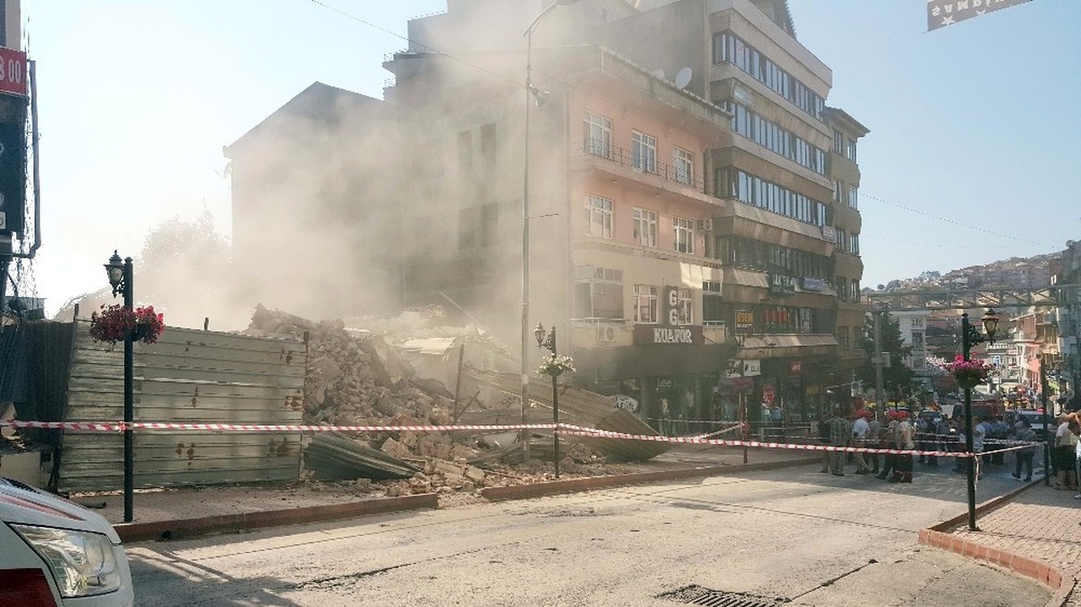 Yıkım Sırasında Mahsur Kalan Vatandaşları İtfaiye Kurtardı