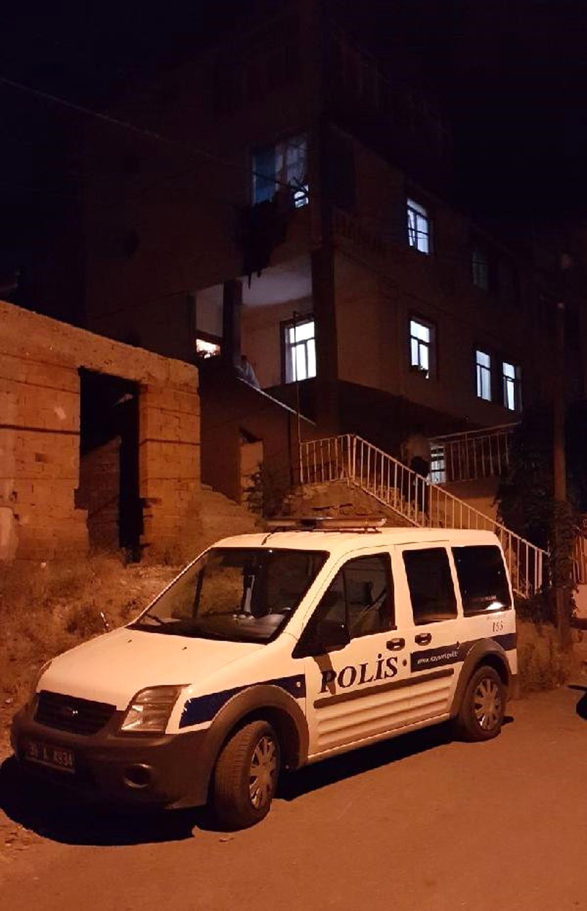 Birlikte Yaşadığı Kadını Ağır Yaraladı, İntihar Etti