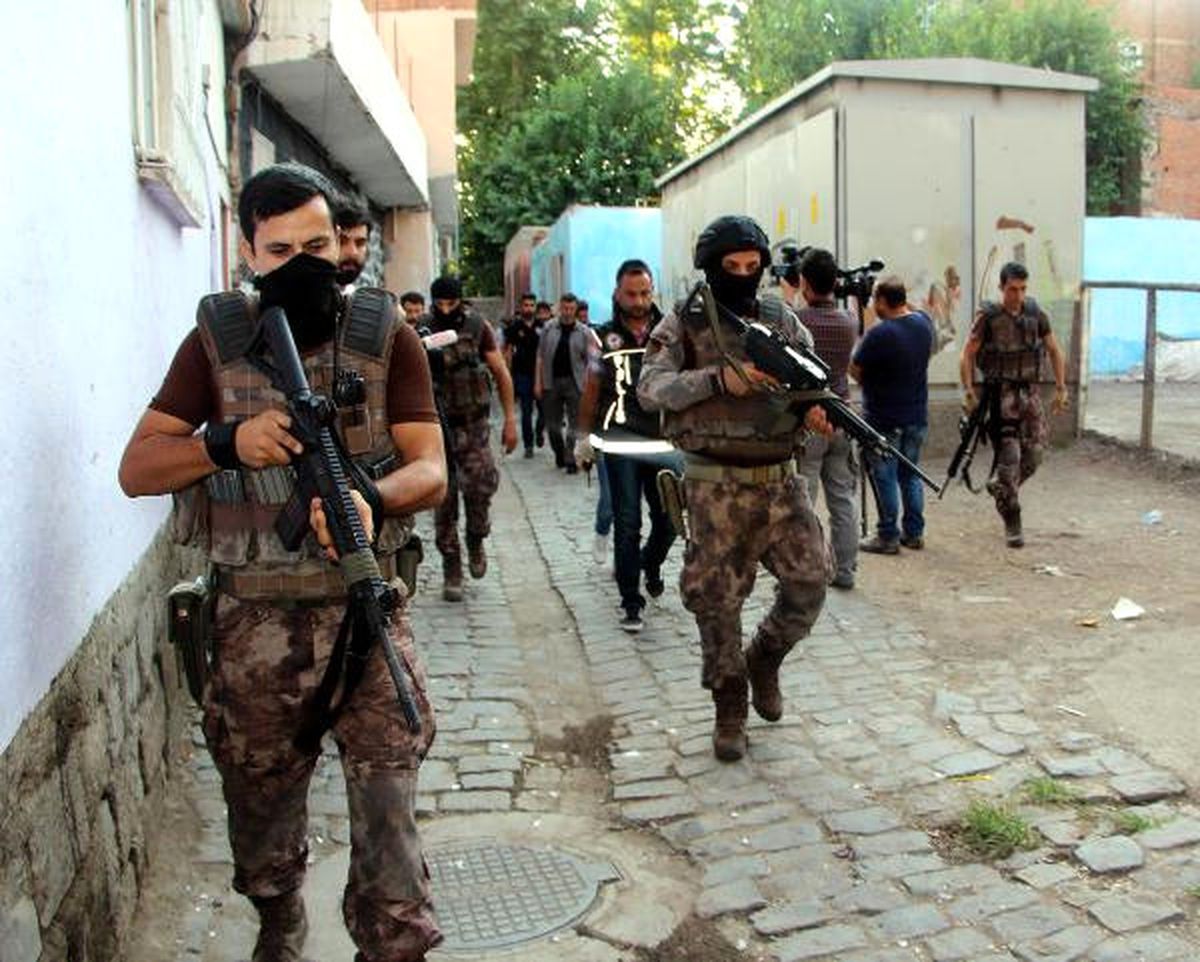 Diyarbakır\'da 300 Polis ile Hava Destekli Uyuşturucu Operasyonu