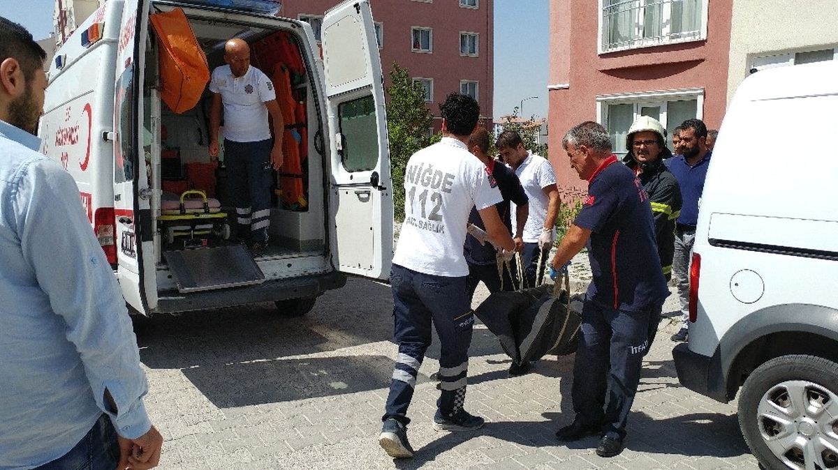 Doğalgaz Borusuna Asarak İntihar Etti