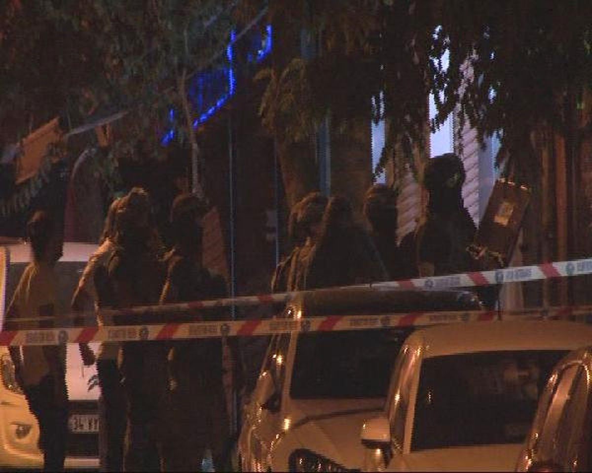 Fatih\'te Bir Eve Yapılan Operasyonda Silah ve Mühimmatlar Bulundu