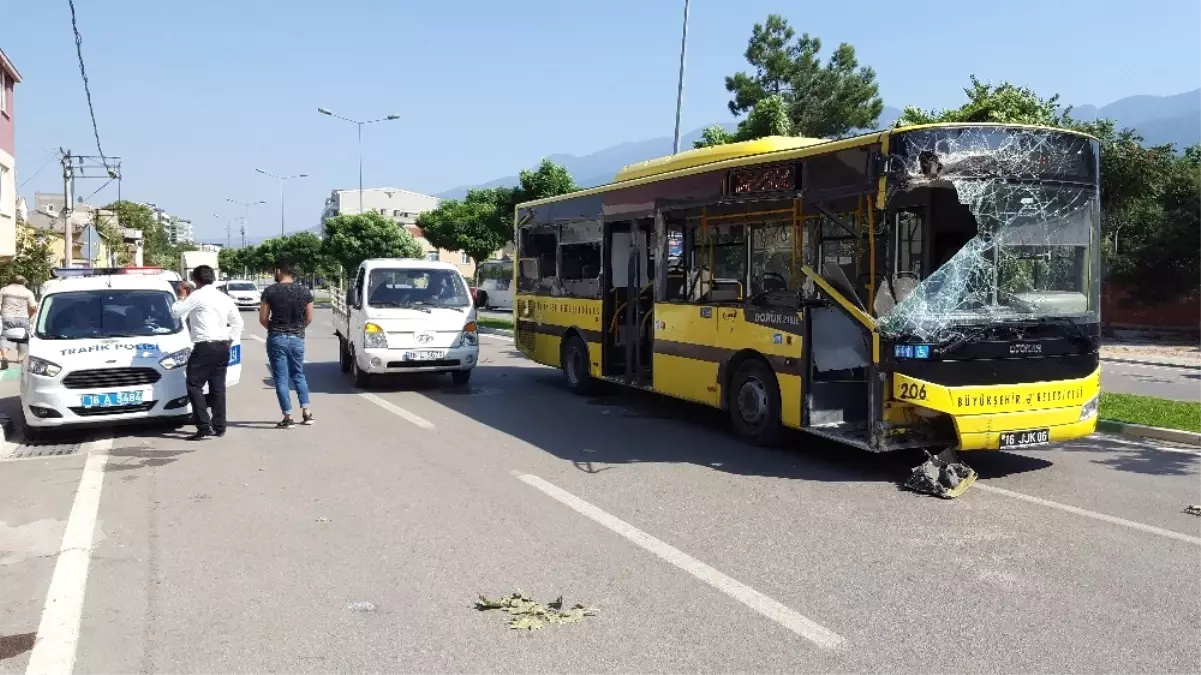 Hızını Alamayan Otobüs Eve Daldı