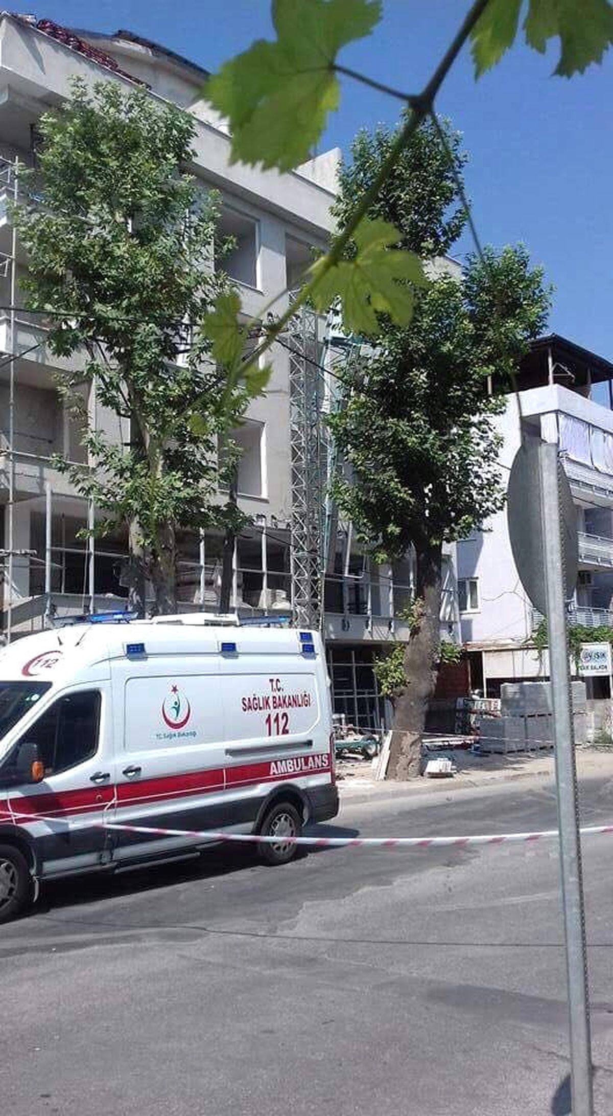 İnşaatta İskele Devrildi: 2 Yaralı