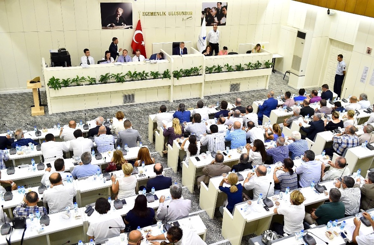 İzmir Büyükşehir Meclisi Gergin Geçti