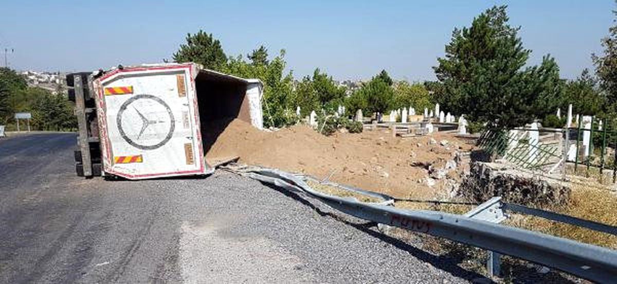 Kum Yüklü Kamyon Mezarlığa Devrildi: 2 Yaralı