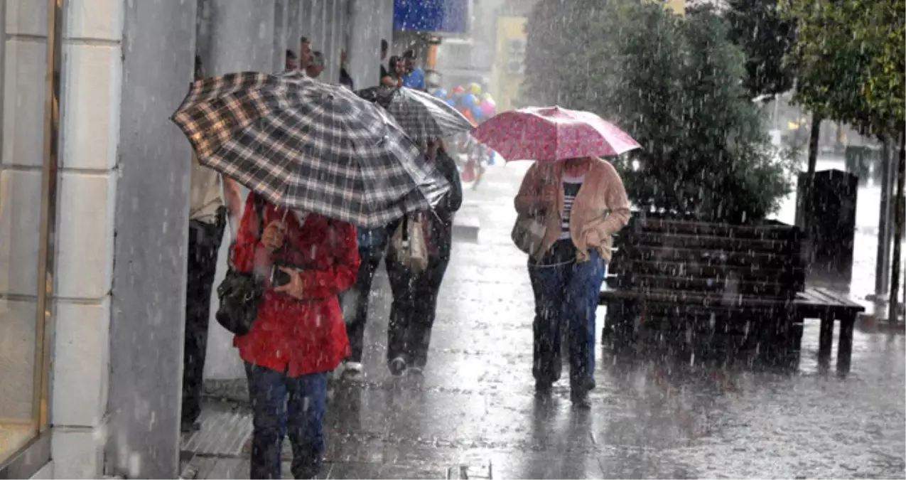 Meteoroloji\'den İstanbullulara Sağanak Yağış Uyarısı! Sel Riskine Dikkat