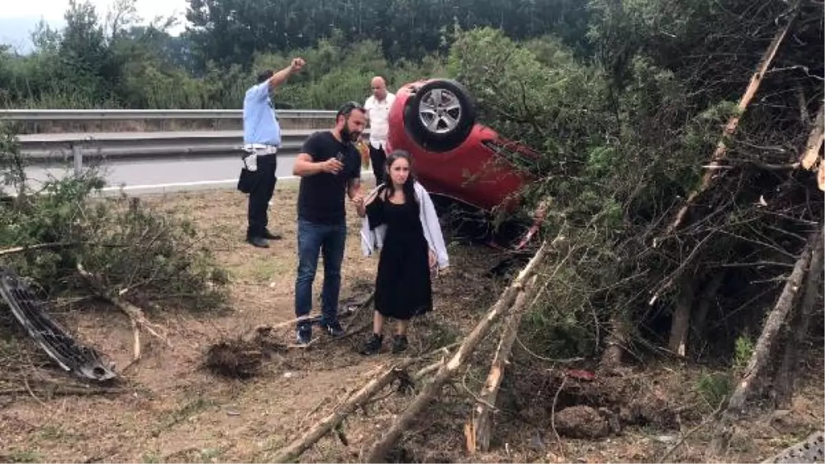 Tem\'de Otomobil Yoldan Çıkıp Takla Attı: 2 Yaralı