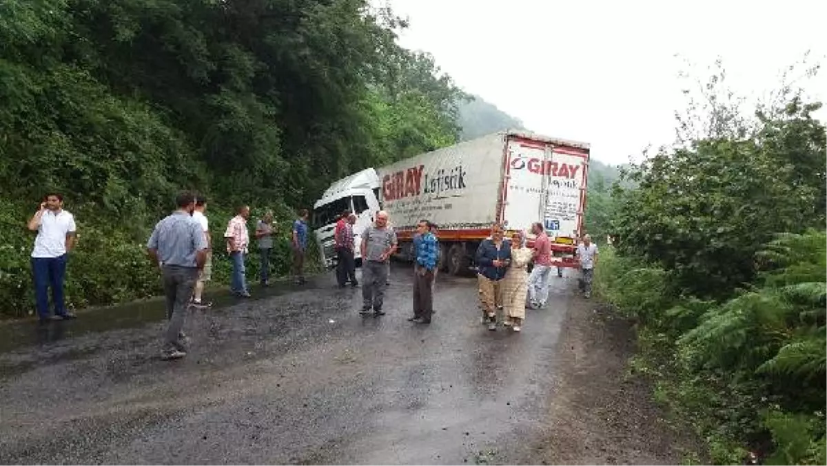 Tır Kaydı, Ünye- Akkuş Karayolunu Ulaşıma Kapattı