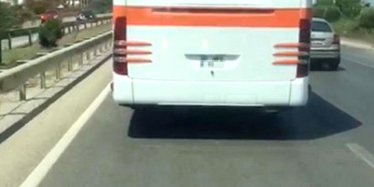 Tur Otobüsü Şoförü, Hasta Taşıyan Ambulansa Yol Vermedi