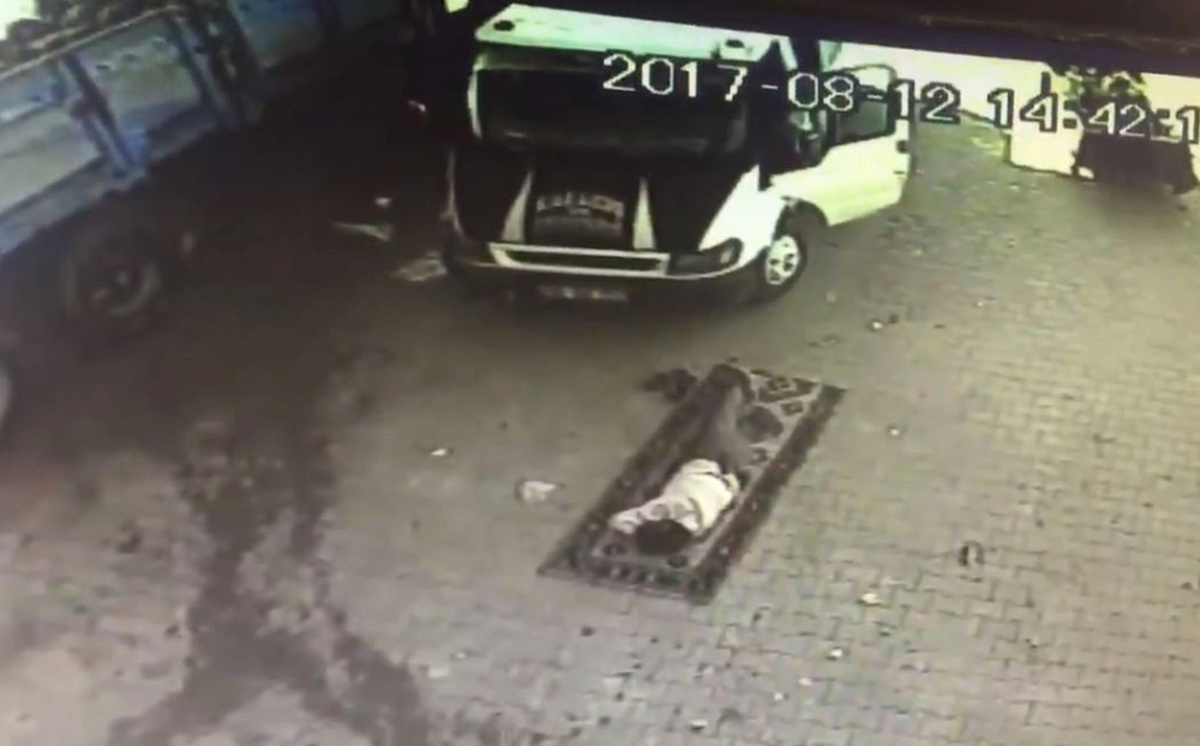 Uyurken Üzerinden Kamyonet Geçen Kişinin Görüntüleri Güvenlik Kamerasında