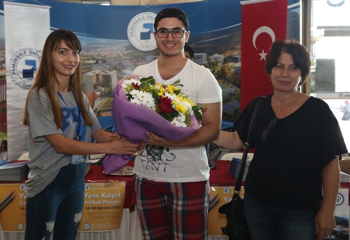 Yeni Öğrencileri Gönüllü Öğrenciler Karşılıyor