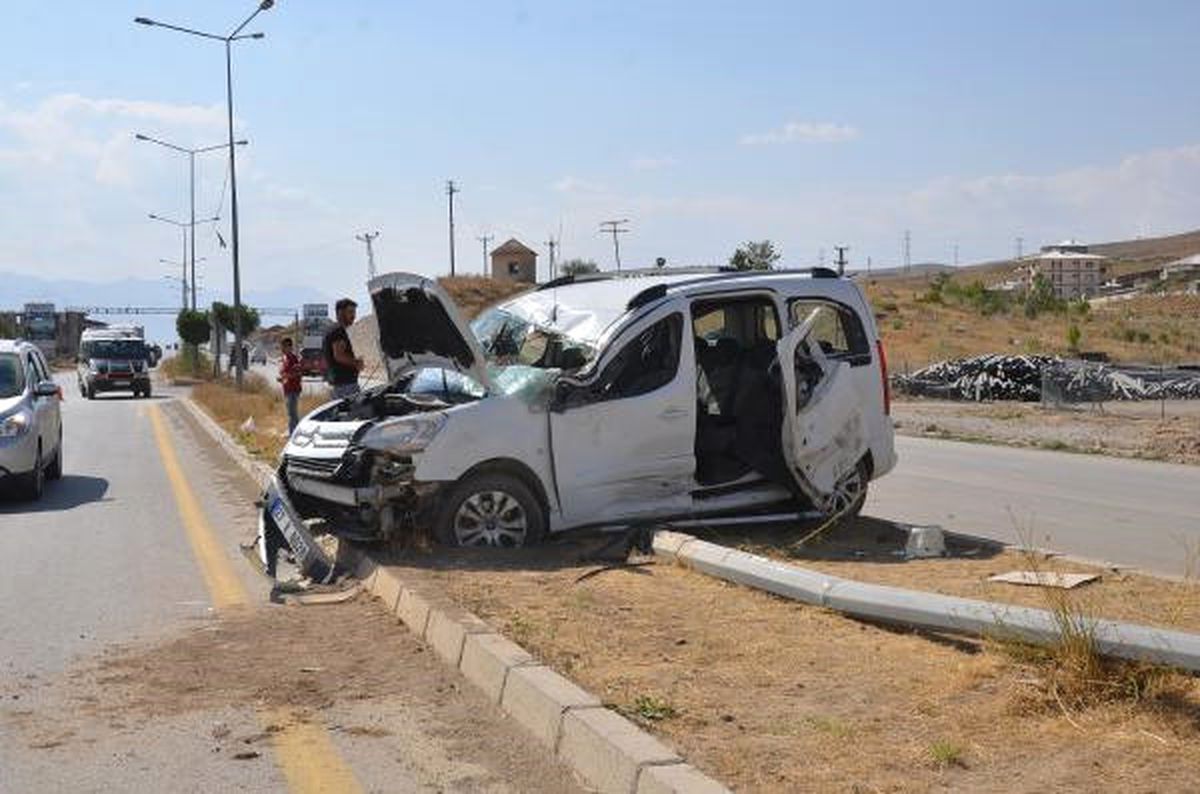 Yüksekova\'da Trafik Kazası: 5 Yaralı