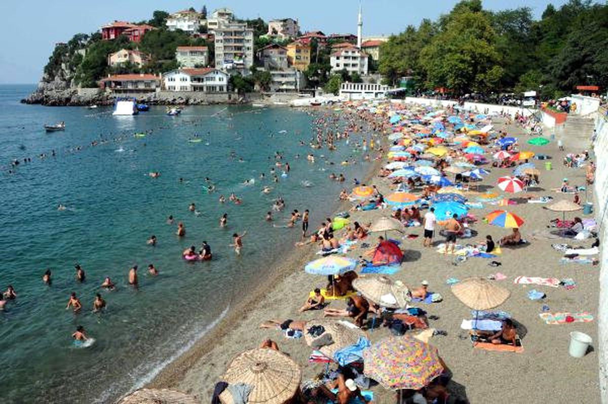 Zonguldak Plajında, Kumsaldaki Kirlilik Arı Sokmalarına Neden Oluyor