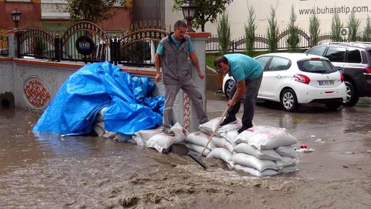 2- Erzurum\'u Yarım Saatlik Sağanak Yağmur Vurdu