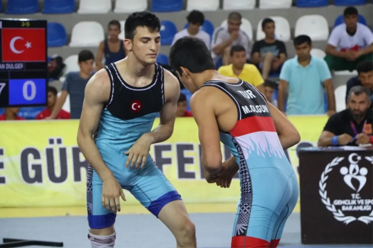 7. Uluslararası Mehmet Akif Pirim Güreş Turnuvası Rize\'de Başladı