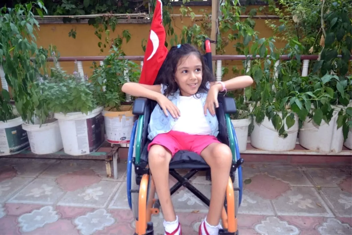 8 Yaşındaki Bedensel Engelli Elif, Okuma Yazmayı Sosyal Medyadan Öğrendi