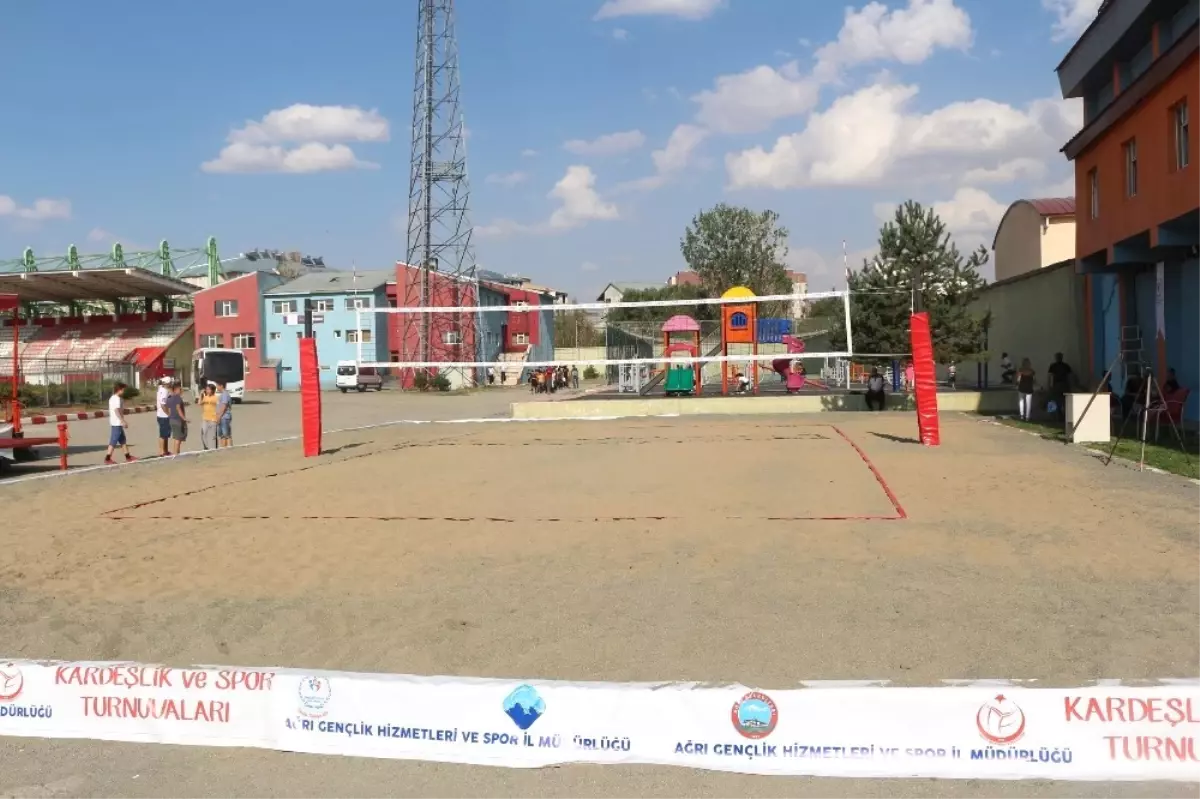 Bin 652 Rakımlı Ağrı\'da Plaj Voleybolu